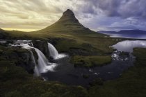 Водоспад Kirkjufellsfoss і гора Kirkjufell, Ісландія — стокове фото