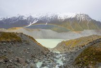 Nova Zelândia, região de Canterbury, arco-íris sobre Mueller Glacier Lake — Fotografia de Stock