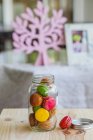 Gustosi amaretti dolci in pentola di vetro nella cucina moderna — Foto stock