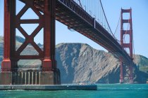 Vista de ángulo bajo del puente Golden Gate, San Francisco, California, EE.UU. - foto de stock