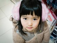Porträt eines Mädchens mit Ohrenschützer — Stockfoto