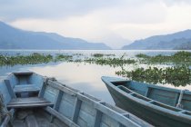Nepal, Phewa, Tiro cortado de dois barcos a remos no lago da montanha — Fotografia de Stock
