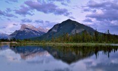 Canadá, Parque Nacional Banff, Vista de los lagos bermellones al atardecer - foto de stock