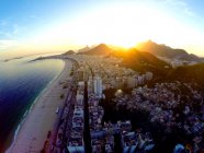 Vista aérea de la playa de Copacabana al atardecer, Río de Janeiro, Brasil - foto de stock