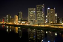Vista panorâmica do Itaim Bibi Distrito Financeiro e rio à noite, São Paulo, São Paulo, Brasil — Fotografia de Stock