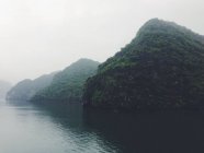Vista panorámica de majestuosas islas de piedra caliza - foto de stock