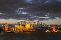 Austrália, Sydney, Sydney Opera House e Harbor Bridge ao pôr do sol — Fotografia de Stock