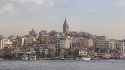 Malerischer Blick auf den Galata-Turm von der anderen Seite des Bosporus, Istanbul, Türkei — Stockfoto