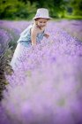 Маленькая девочка в шляпе на лавандовом поле — стоковое фото