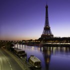 Eiffel Tower seen from across Seine River at sunrise, Paris, France — Stock Photo