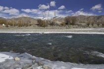 Vista panorámica del río Indo en invierno, Ladakh, India - foto de stock