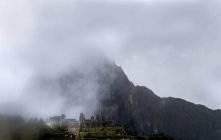 Vista panoramica della nebbia su maestoso Machupicchu, Urubamba Valley, Cusco, Perù — Foto stock