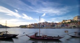 Живописный вид на гавань с городским пейзажем, Порту, Португалия — стоковое фото