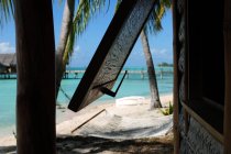Vista panorâmica da praia tropical e bungalow — Fotografia de Stock