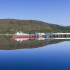 Regno Unito, Scozia, vista panoramica del porto e della collina che si riflette nell'acqua — Foto stock