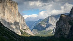 Vale de Yosemite em dia nublado, Parque Nacional de Yosemite, Califórnia, América, EUA — Fotografia de Stock