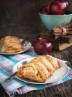 Apfelkuchenstücke im Teller auf Holztisch — Stockfoto