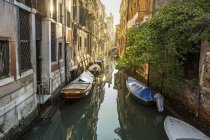 Italia, Venezia, veduta panoramica lungo il canale al mattino — Foto stock