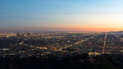 Vue panoramique du paysage urbain illuminé au lever du soleil, Los Angeles, Californie, États-Unis — Photo de stock