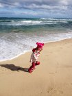 Дівчина біжить на пляжі взимку — стокове фото