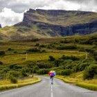 Вид сзади женщины с пумбраной на проселочной дороге, Шотландия, Великобритания — стоковое фото