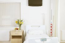 Cama vazia no quarto de hospital privado — Fotografia de Stock