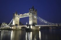 Vista panorámica del Tower Bridge por la noche, Londres, Reino Unido - foto de stock