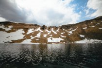 Живописный вид на пейзаж с горным озером — стоковое фото