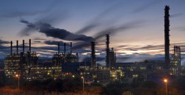 Vista panoramica di illuminato impianto di trattamento del gas naturale di notte, Scozia, Regno Unito — Foto stock
