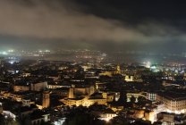 España, Granada, Vista de aves de la ciudad por la noche - foto de stock