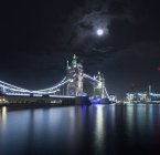 Vista nocturna de Tower Bridge, Londres, Reino Unido - foto de stock