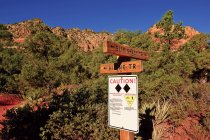 США, штат Арізона, Sedona, мальовничим видом Попереджувальний знак для туристів і велосипедистів в лісі — стокове фото