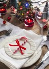 Ajuste de mesa de Navidad con decoraciones y platos - foto de stock