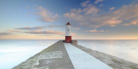 Royaume-Uni, Angleterre, Nord-Est de l'Angleterre, Northumberland, Berwick Upon Tweed, Vue le long du sentier menant au phare au bout de la jetée — Photo de stock