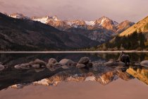 Stati Uniti, California, Sierra Nevada orientale, veduta panoramica del Lower Twin Lake e della catena dei denti di sega — Foto stock