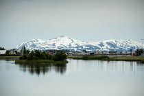 Vista panorámica del paisaje urbano con la montaña en el fondo, Islandia, Eyjafjordur, Akureyri - foto de stock