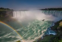 Vue panoramique d'un double arc-en-ciel au-dessus d'un plan d'eau avec une longue exposition, Niagara Falls, Ontario, Canada — Photo de stock
