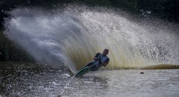 Maduro desportivo homem esqui aquático no lago — Fotografia de Stock