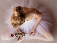 Вид зверху на танцюриста жіночого балету з червоною трояндою — стокове фото