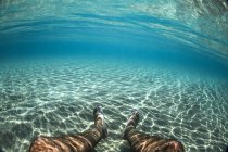 Immagine ritagliata dell'uomo sdraiato sotto l'acqua blu — Foto stock