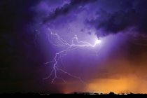 Мальовничий вид на щупальця світла під час бурі, Арізона, Арлінгтон, США — стокове фото