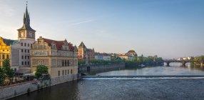 Vista panorámica del hermoso río Moldava, República Checa, Praga - foto de stock