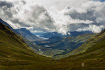 Schottland, Hochland, Schluchten, malerischer Blick auf den wolkenverhangenen Himmel über dem Tal — Stockfoto