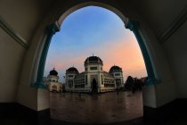 View of mosque in town square from arch way, Indonesia — Stock Photo