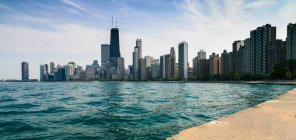 Vista panorámica del horizonte de Chicago desde Lincoln park, Illinois, EE.UU. - foto de stock