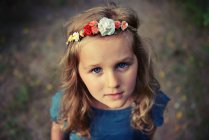 Retrato de menina vestindo headband floral — Fotografia de Stock