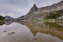 Мальовничим видом Північна озеро і Санденс Pinnacle, Bridger Тетон Національний заповідник, Вайомінг, США — стокове фото
