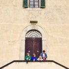 Father with kids standing near building — Stock Photo