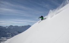 Áustria, esquiador de atletismo em alpes — Fotografia de Stock