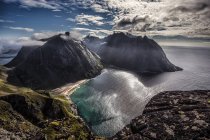 Norwegen, Nordland, flakstad, lofoten insel, vestvika, erhöhter blick auf bucht mit kvalvika strand — Stockfoto